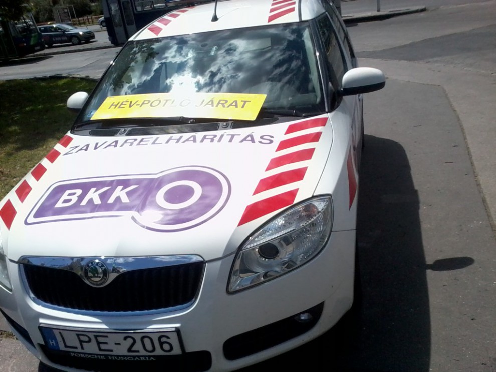 A BKK új matricázású "zavarelhárítás" kocsija.