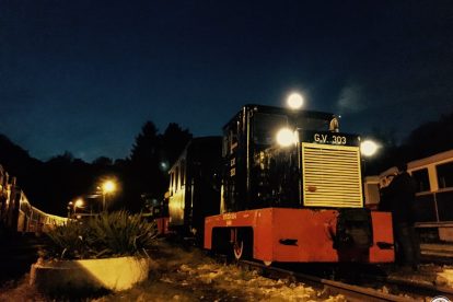 C50-es mozdony és a Bk kocsi éjjel
