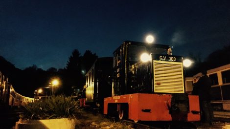 C50-es mozdony és a Bk kocsi éjjel